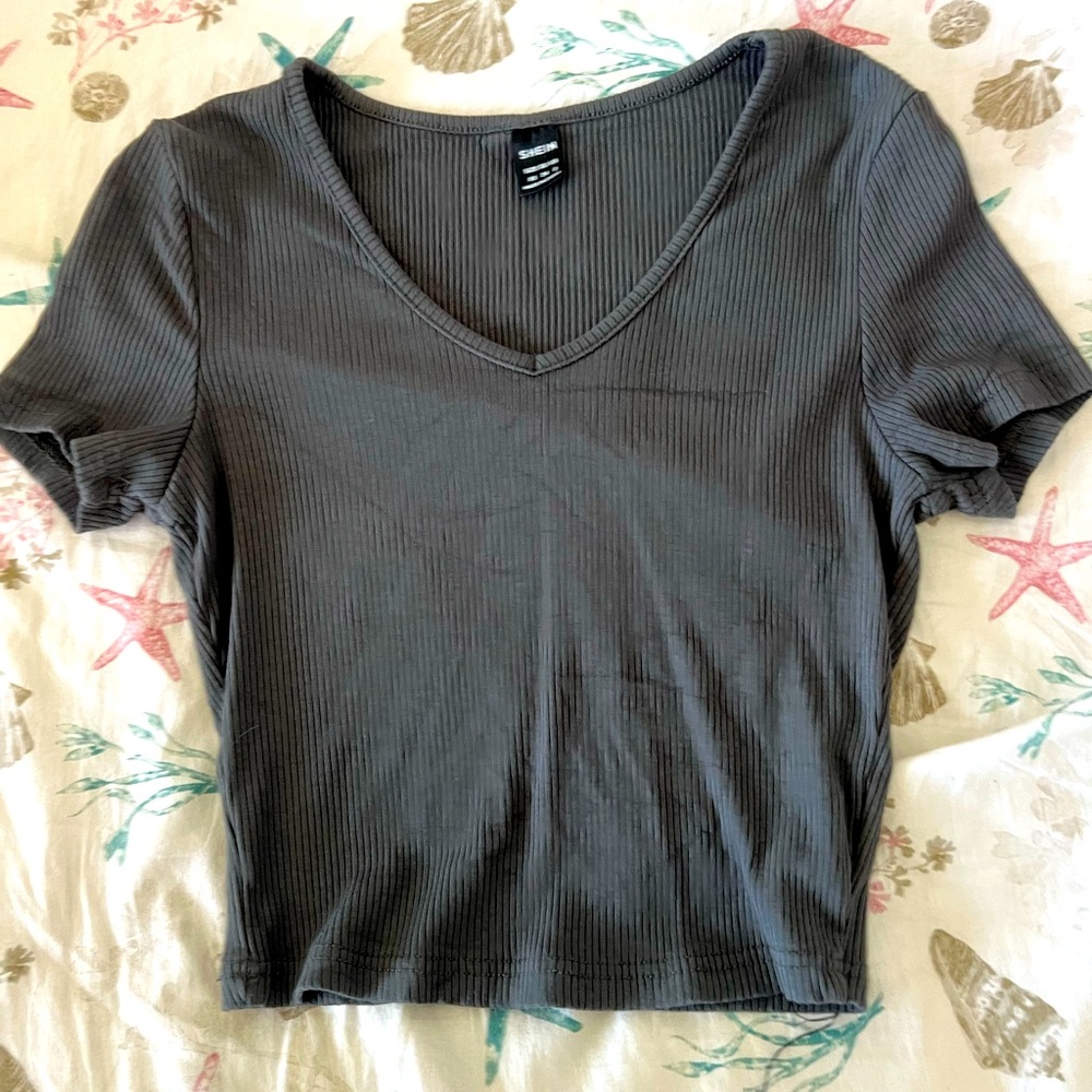 gray short sleeve top
